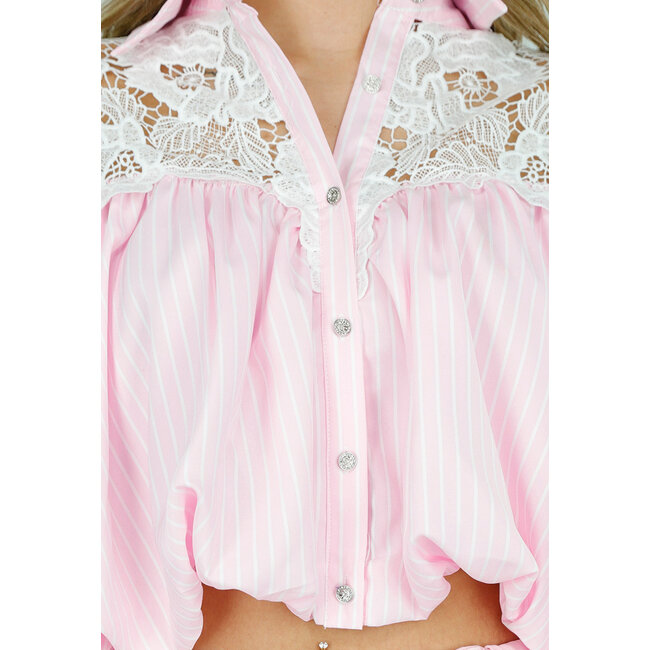 Pink gestreifte, kurz geschnittene Bluse mit Spitze