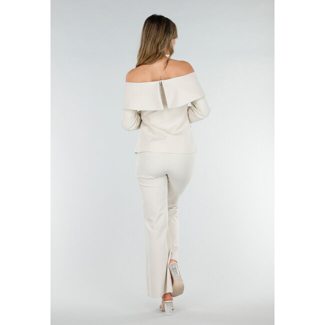 Beigefarbener Off-Shoulder-Blazer mit goldfarbenen Knöpfen