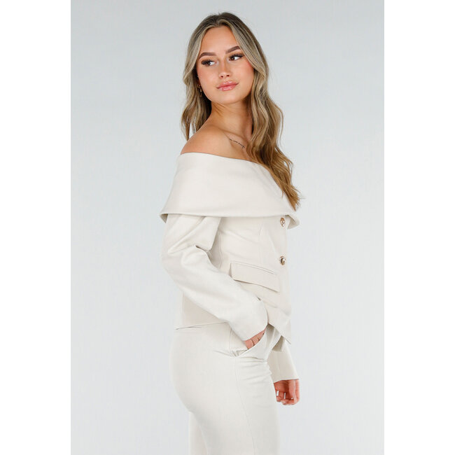 Beigefarbener Off-Shoulder-Blazer mit goldfarbenen Knöpfen