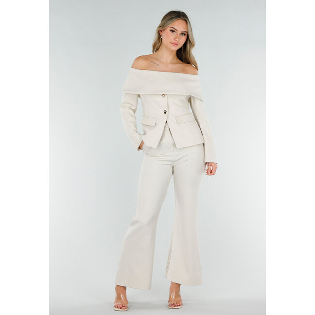 Beigefarbener Off-Shoulder-Blazer mit goldfarbenen Knöpfen