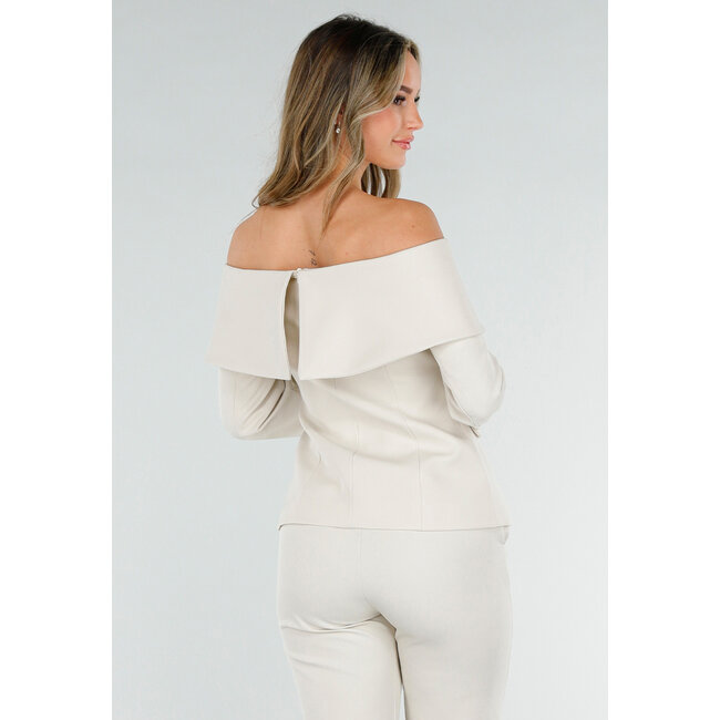 Beigefarbener Off-Shoulder-Blazer mit goldfarbenen Knöpfen
