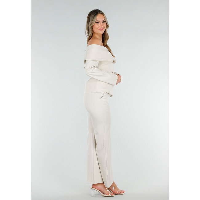 Beigefarbener Off-Shoulder-Blazer mit goldfarbenen Knöpfen