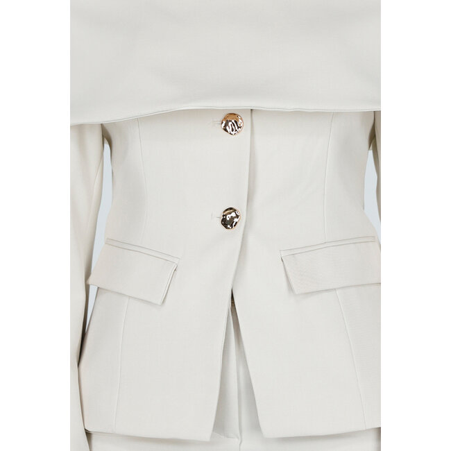 Beigefarbener Off-Shoulder-Blazer mit goldfarbenen Knöpfen