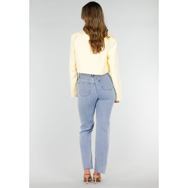 Buttergelber, kurz geschnittener Blazer mit goldenen Strassknöpfen