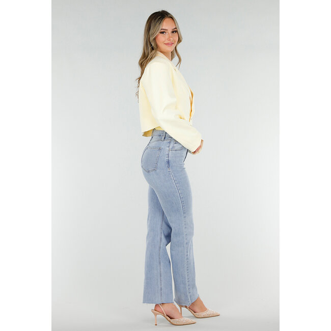 Buttergelber, kurz geschnittener Blazer mit goldenen Strassknöpfen