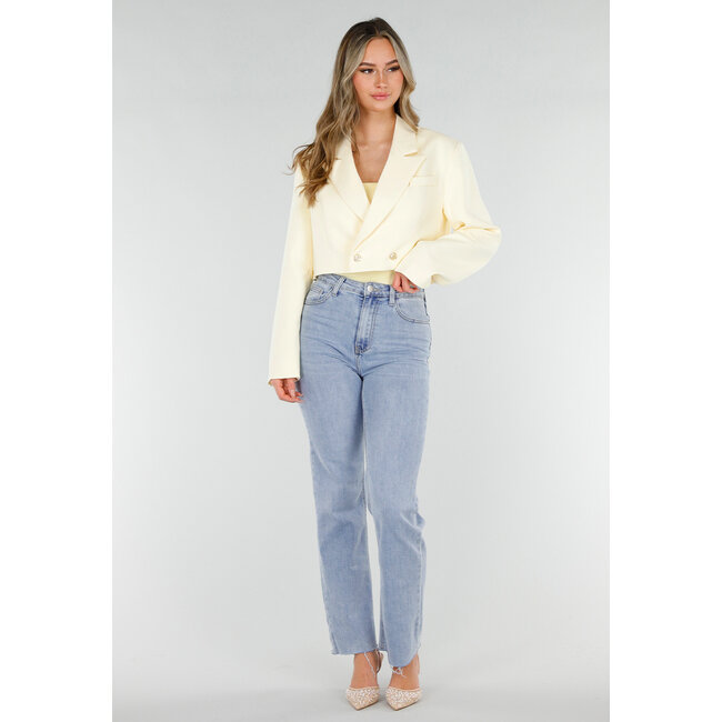 Buttergelber, kurz geschnittener Blazer mit goldenen Strassknöpfen