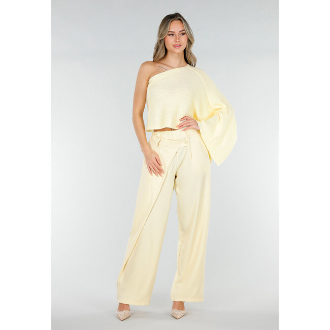 Pastellgelbes One-Shoulder-Top mit weiten Ärmeln