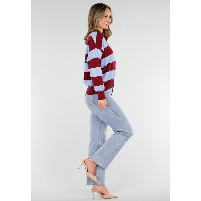 Bordeaux- und hellblau gestreifter Polo-Pullover mit V-Ausschnitt