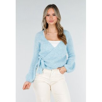 Hellblauer Wickelpullover mit Schleifendetail
