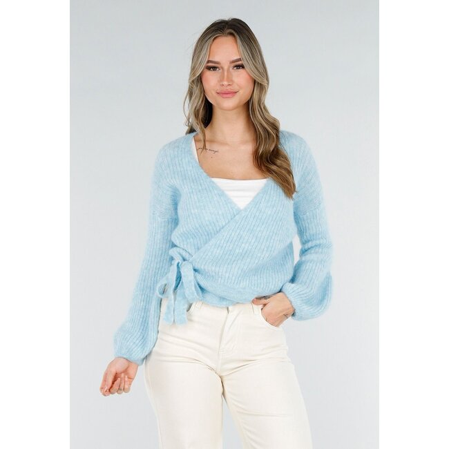 Hellblauer Wickelpullover mit Schleifendetail