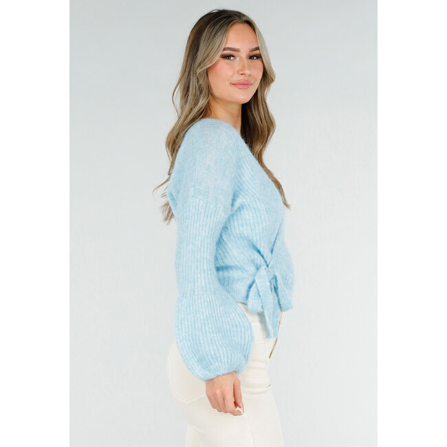 Hellblauer Wollwickelpullover mit Schleifendetail