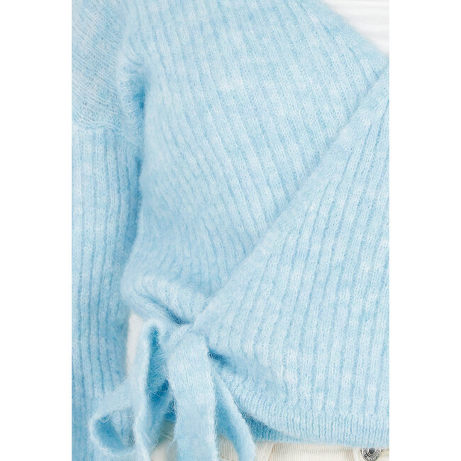 Hellblauer Wollwickelpullover mit Schleifendetail