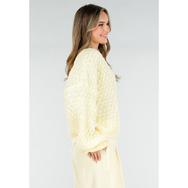 Hellgelber Strickpullover mit V-Ausschnitt