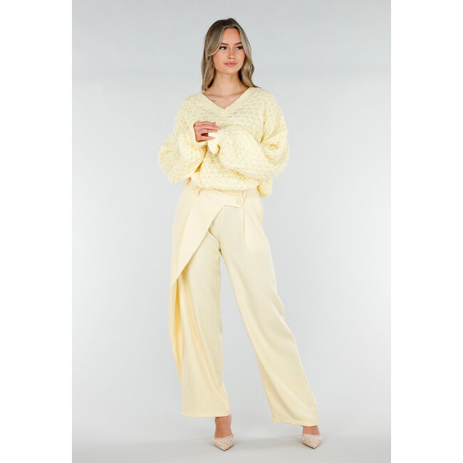 Hellgelber Strickpullover mit V-Ausschnitt