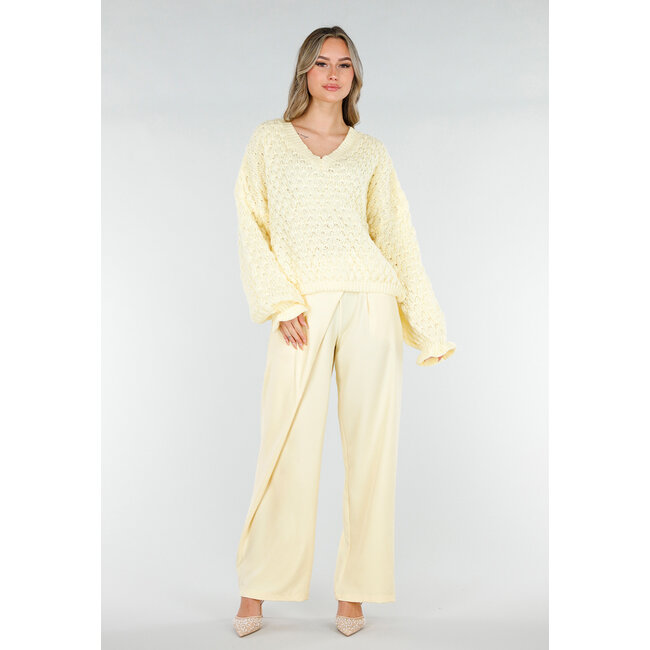 Hellgelber Strickpullover mit V-Ausschnitt