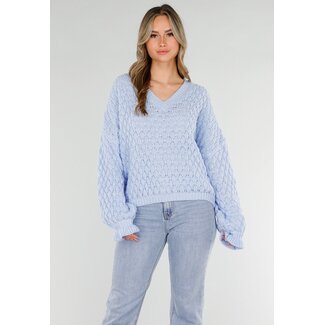 Hellblauer Strickpullover mit V-Ausschnitt