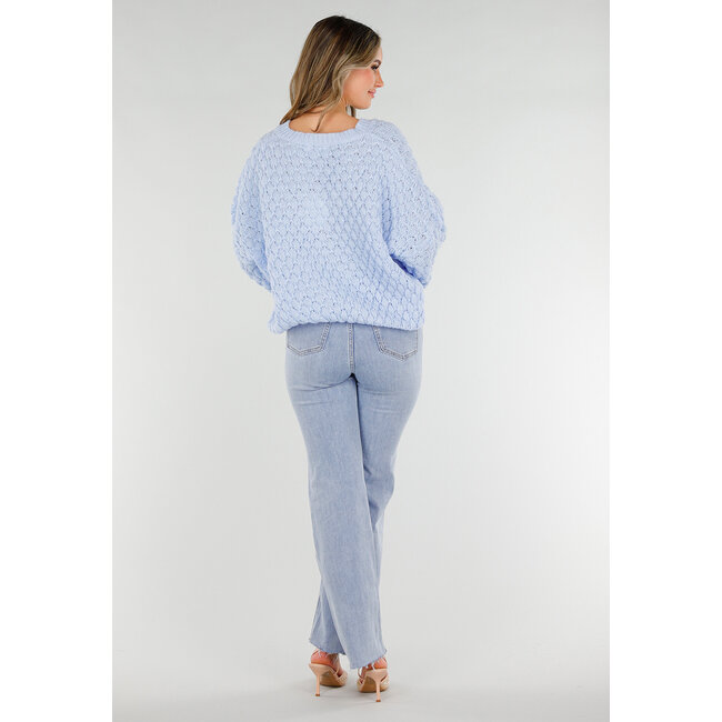 Hellblauer Strickpullover mit V-Ausschnitt