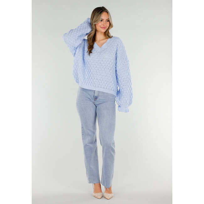 Hellblauer Strickpullover mit V-Ausschnitt