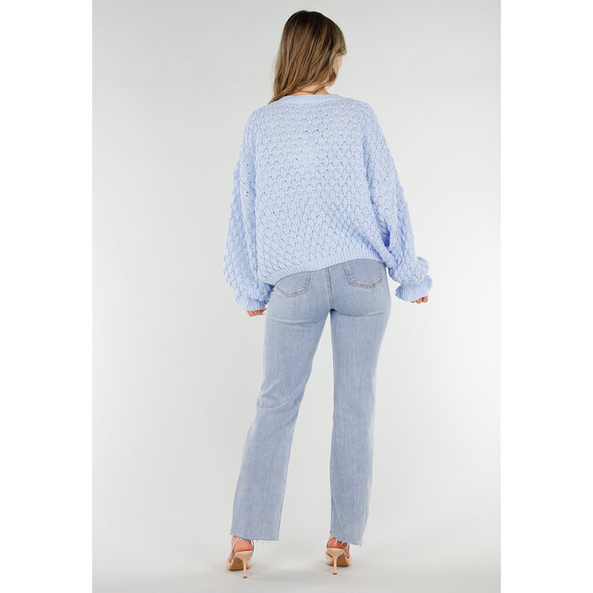 Hellblauer Strickpullover mit V-Ausschnitt