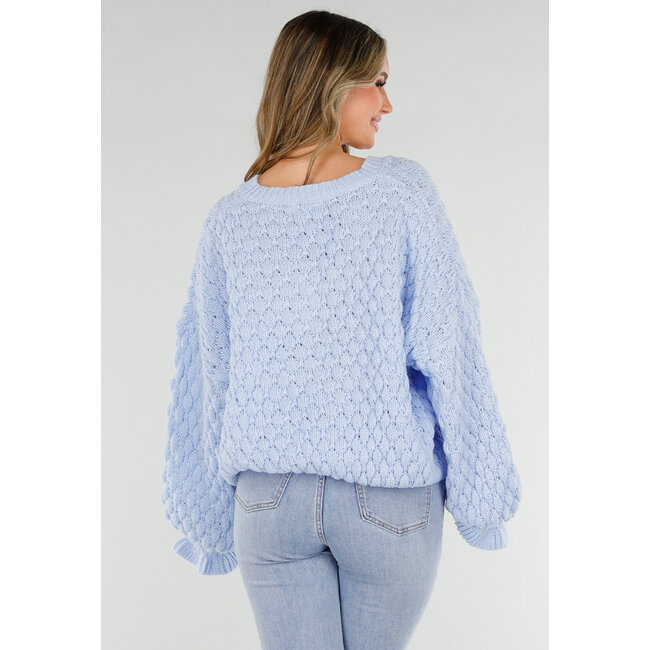 Hellblauer Strickpullover mit V-Ausschnitt