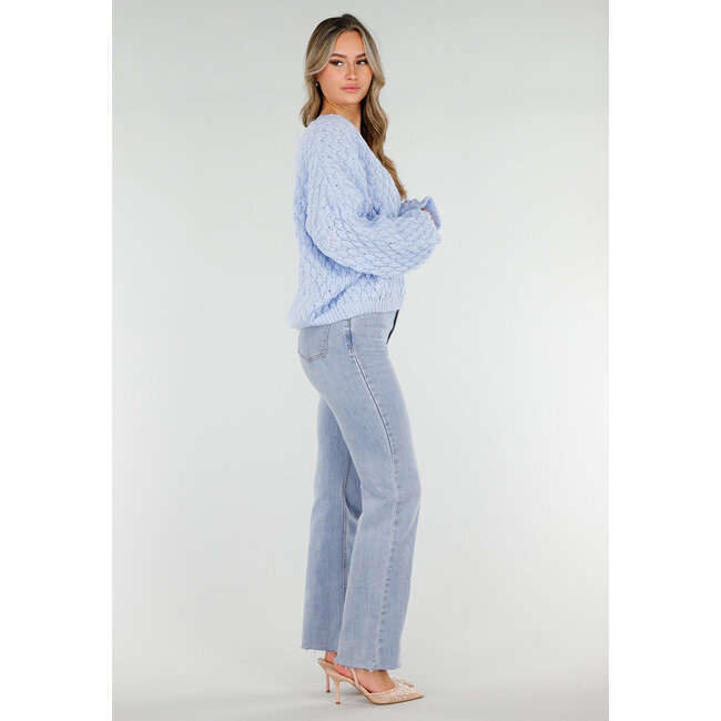 Hellblauer Strickpullover mit V-Ausschnitt