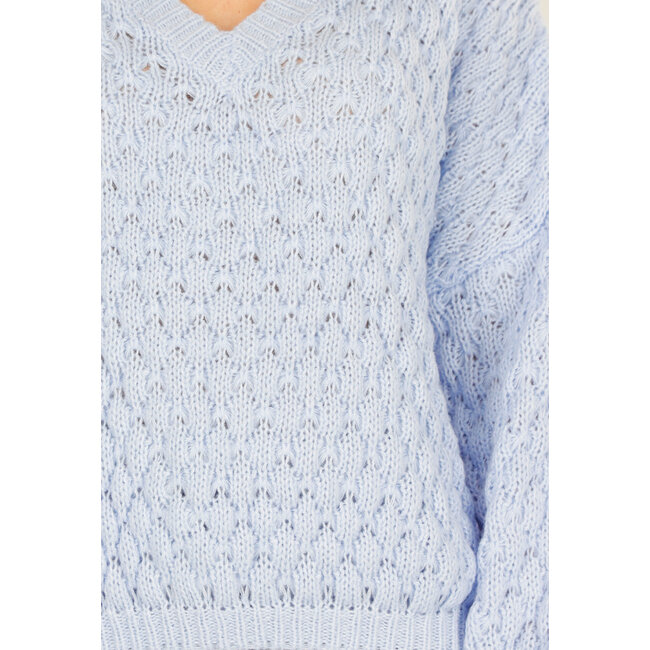Hellblauer Strickpullover mit V-Ausschnitt