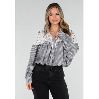 Schwarz gestreifte Bluse mit Spitze