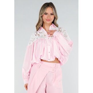Rosa Bluse mit Spitze und Streifen
