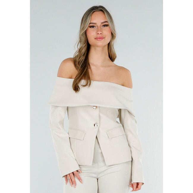 Beigefarbener Off-Shoulder-Blazer mit goldfarbenen Knöpfen