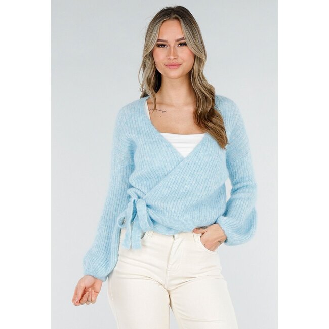 Hellblauer Wollwickelpullover mit Schleifendetail