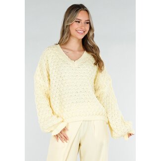 Buttergelber Strickpullover