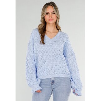 Hellblauer Strickpullover mit V-Ausschnitt