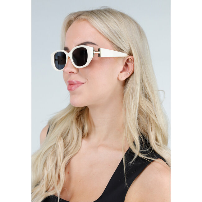 Weiße ovale Sonnenbrille mit dunklen Gläsern