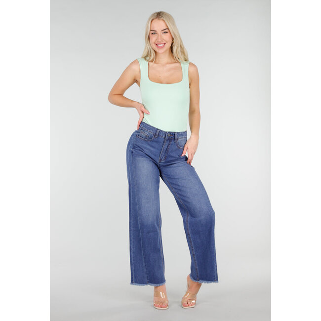 Mintgrüner Body mit quadratischem Ausschnitt und breiten Trägern