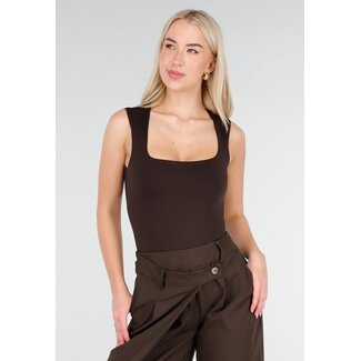 Brauner Body mit quadratischem Ausschnitt