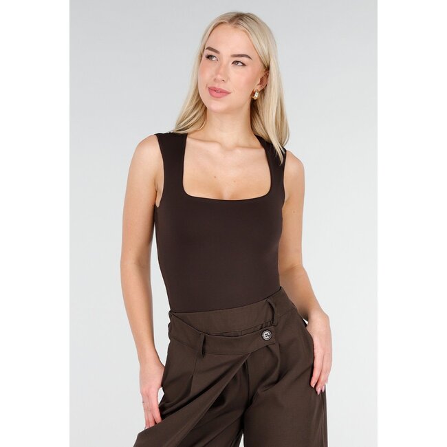 Brauner Body mit quadratischem Ausschnitt und breiten Trägern