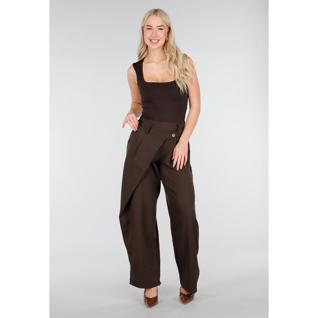 Brauner Body mit quadratischem Ausschnitt und breiten Trägern