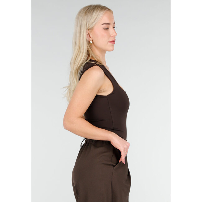 Brauner Body mit quadratischem Ausschnitt und breiten Trägern