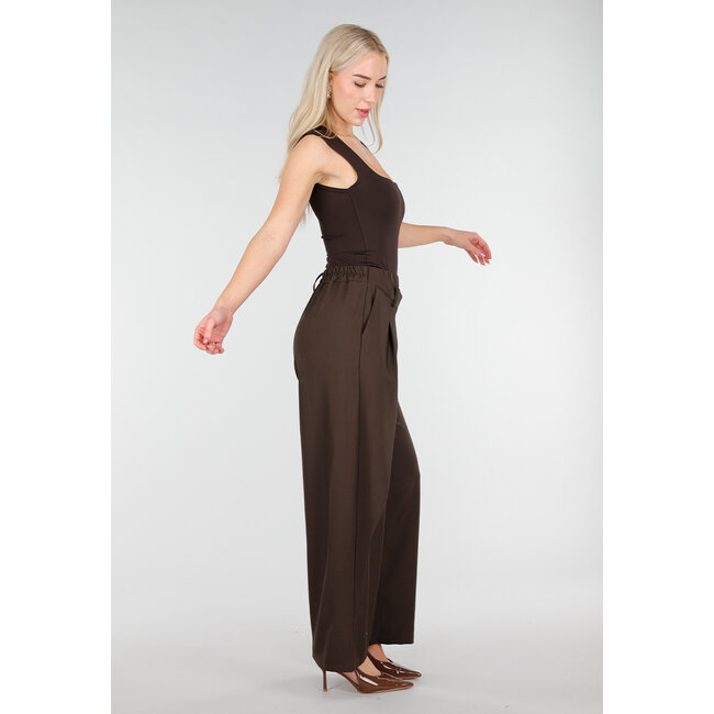 Brauner Body mit quadratischem Ausschnitt und breiten Trägern