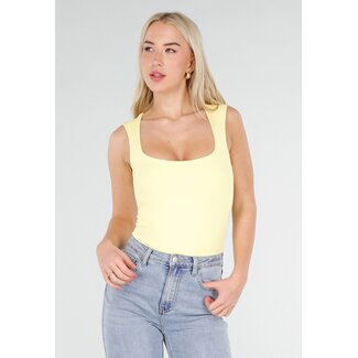 Hellgelber Body mit quadratischem Ausschnitt