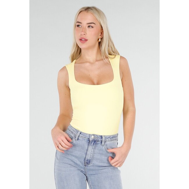 Hellgelber Body mit quadratischem Ausschnitt und breiten Trägern