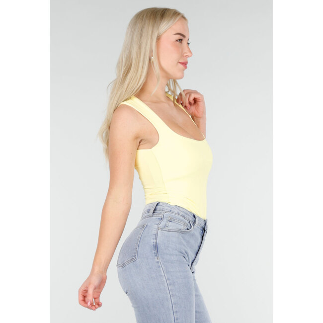 Hellgelber Body mit quadratischem Ausschnitt und breiten Trägern