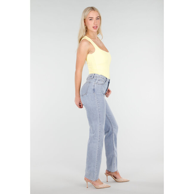 Hellgelber Body mit quadratischem Ausschnitt und breiten Trägern