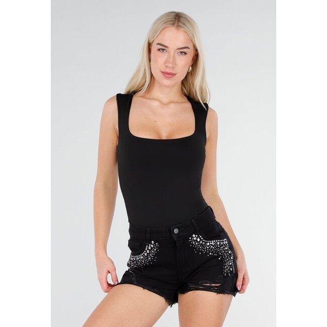 Schwarzer Body mit quadratischem Ausschnitt und breiten Trägern