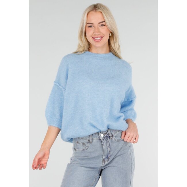 Hellblauer weicher Pullover mit halblangen Ärmeln