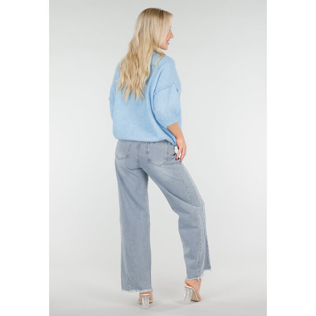 Hellblauer weicher Pullover mit halblangen Puffärmeln