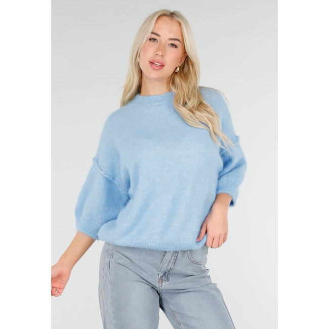 Hellblauer weicher Pullover mit halblangen Puffärmeln