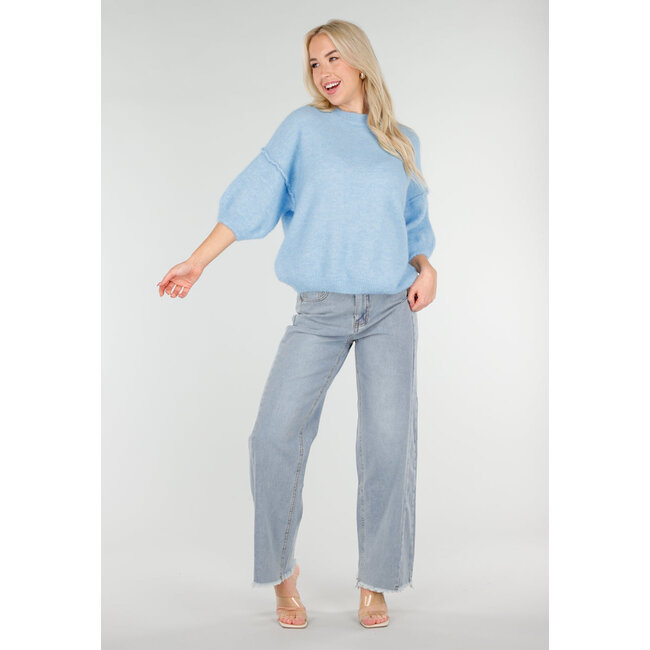 Hellblauer weicher Pullover mit halblangen Puffärmeln