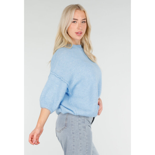 Hellblauer weicher Pullover mit halblangen Puffärmeln