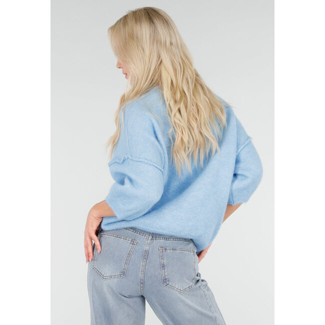 Hellblauer weicher Pullover mit halblangen Ärmeln